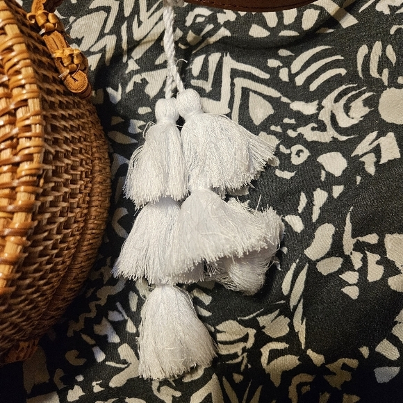 Handcrafted Beige Round Woven Bag - Picture 4 of 4